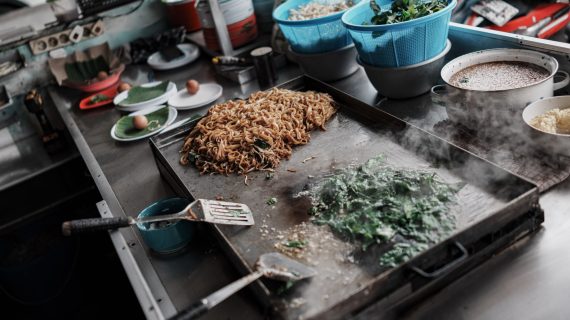 Foto menu utama usaha makanan NamaUsaha menampilkan nasi goreng spesial dengan bahan segar dan bumbu tradisional.