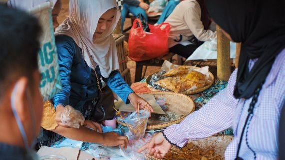 Usaha makanan modal kecil dengan peralatan sederhana dan bahan segar menyiapkan hidangan lezat untuk pelanggan