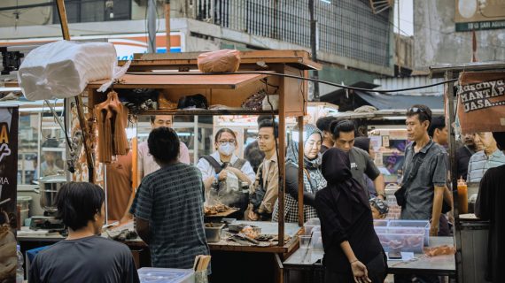 Gambar logo Nama Usaha Makanan dengan piring nasi goreng, menu lezat, suasana restoran hangat.