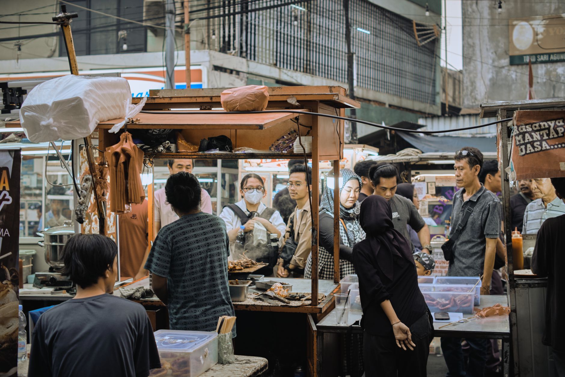 Strategi praktis meningkatkan omset usaha makanan kecil dengan pemasaran digital, promosi lokal, dan inovasi menu.