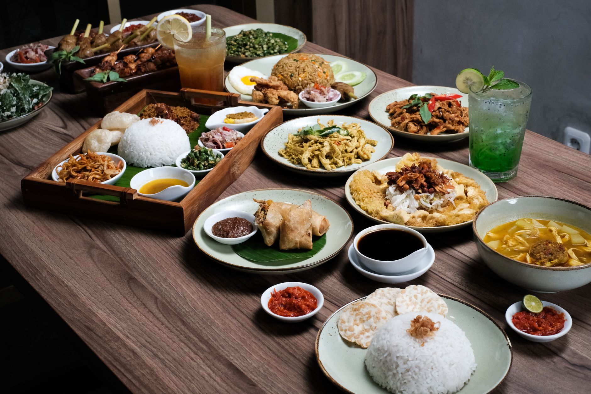 Contoh laporan usaha makanan menampilkan ringkasan penjualan, biaya, dan laba bersih bulanan