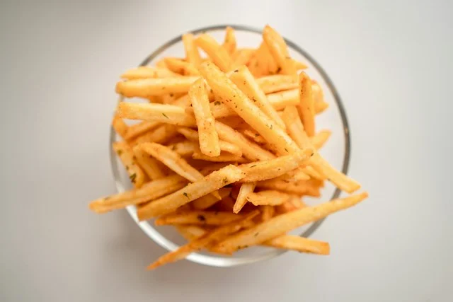 Ilustrasi crispy air fryer French fries recipe with less oil