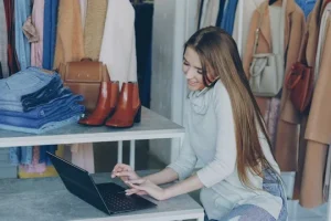 Memahami Perbandingan Model Bisnis Retail Offline vs Online: Mana yang Tepat untuk Anda?