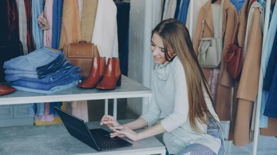 Memahami Perbandingan Model Bisnis Retail Offline vs Online: Mana yang Tepat untuk Anda?