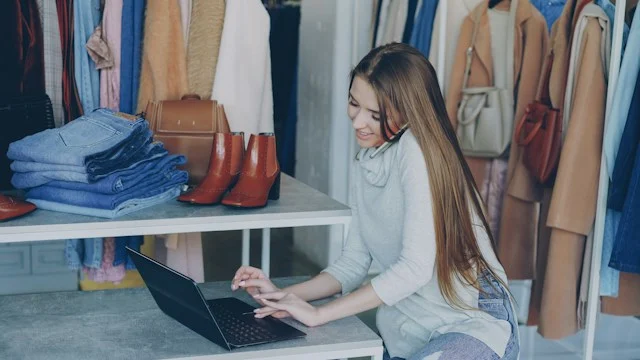 Ilustrasi perbandingan model bisnis retail offline vs online
